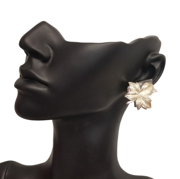 CORO VINTAGE 1950S SILVERTONE MAPLE LEAF CLIP ON EARRINGS - Picture 2 of 5